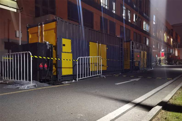 滨湖柴油发电机组的输出电压是如何调节的？